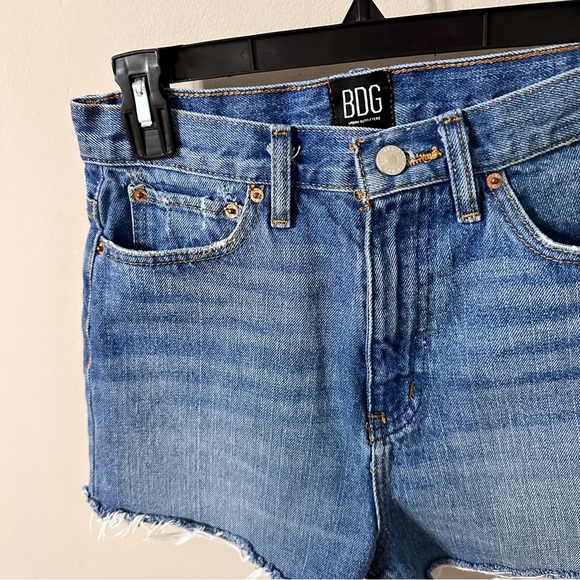 Urban Outfitters BDG Dark denim Girlfriend high rise shorts size 26 - Picture 7 of 7